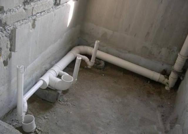 普通卫生间:这些管道都要安装在楼下卫生间的天花上,影响美观.