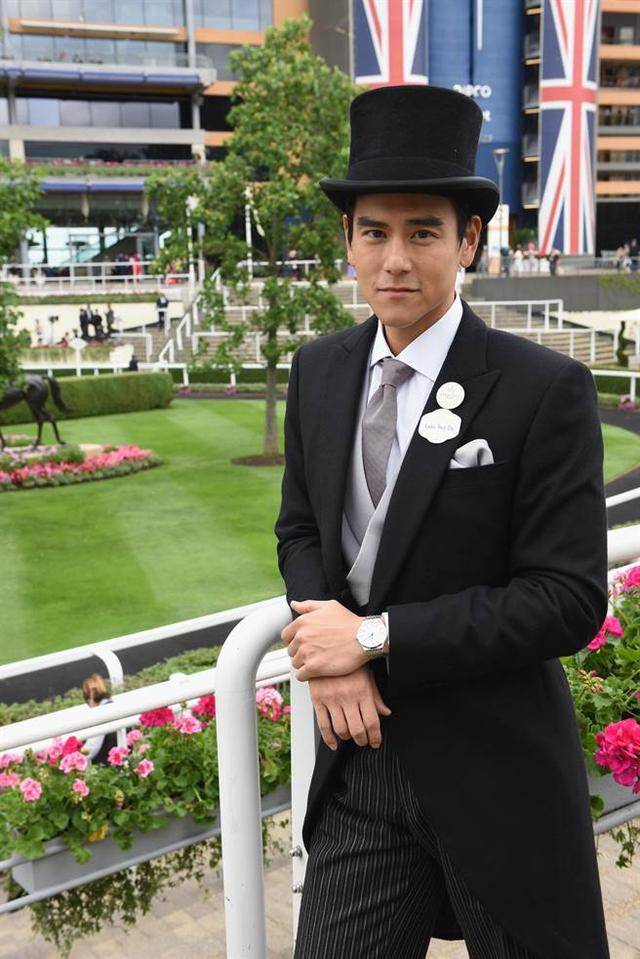 彭于晏戴高帽,穿燕尾服出席英国皇室马术赛,帅气破表,是百分百的绅士.