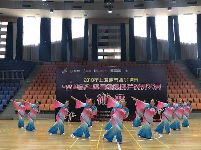 舞蹈致敬毛,彩带飘飘十分吸睛;一曲