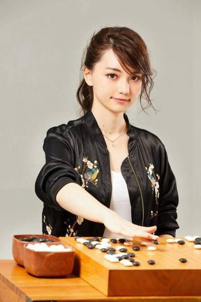 围棋界第一美女黑嘉嘉,中澳混血长相甜美,男棋手都不敢和她下棋