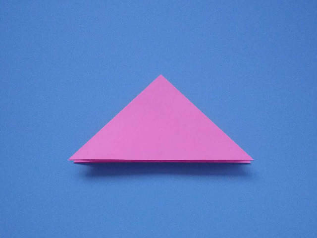 如图对折成三角形.