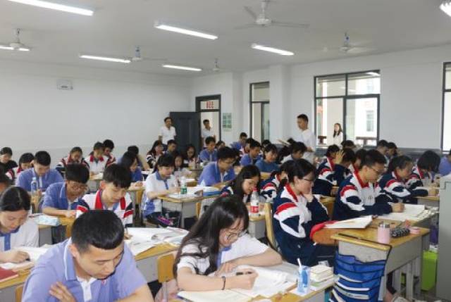 岳州中学学生在市一中教室里上课