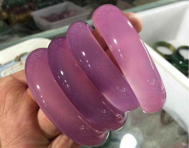 用手触摸真的紫玉髓,会有冰凉润滑的感觉,反之,可能是假的.观察法.