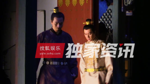 独家:拼命三郎冯绍峰忙拍戏 何晟铭演太子太入戏