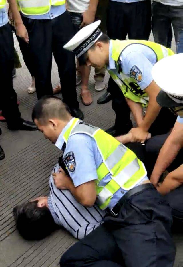 事发经过 6月19日上午9时许,缙云县公安局交警大队城镇中队在问渔路