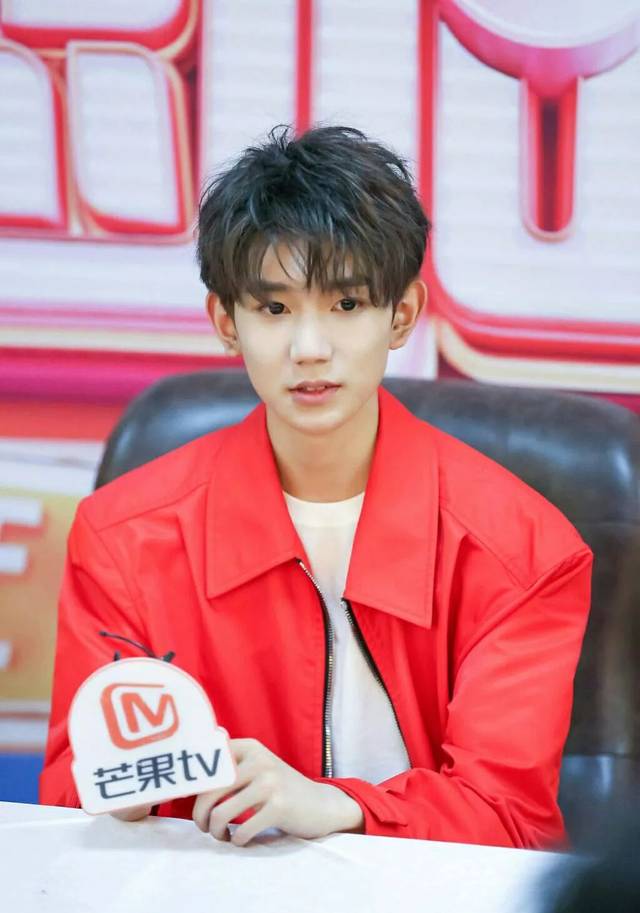 追星典范:娄艺潇去偶像演唱会,王俊凯唱偶像写