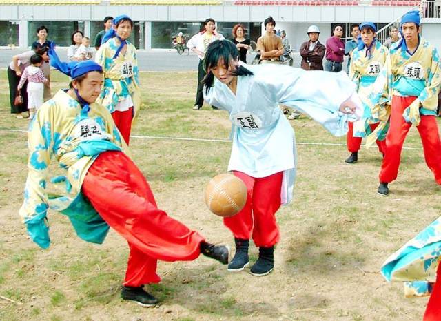 中国人踢的蹴鞠到底是个什么玩意?女人也能踢,清朝受冷落