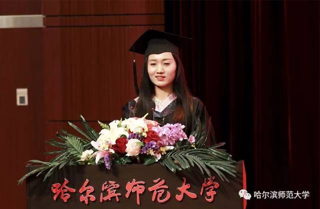 毕业生代表张琪发言