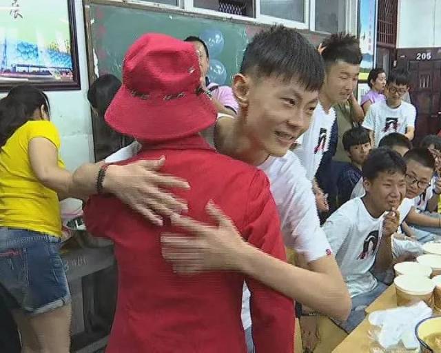 12岁左腿高位截肢,忍痛写下30万字长篇小说...攀枝花励志小女孩