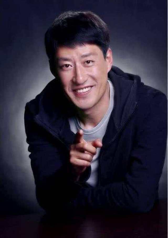 43岁于震: 前妻和现任近照, 差距一目了然, 感谢前任抛弃之恩!