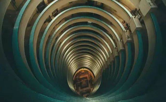 我害怕回家，睡在香港棺材房，最接近地狱的地方!