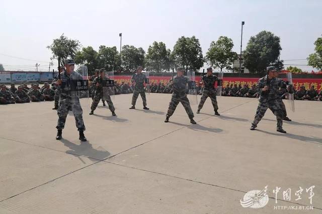 △旗语是民兵在战场上指挥车辆的重要技能.