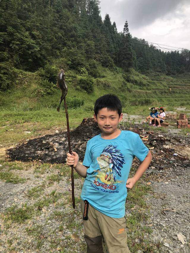 他叫邓凯俊,8岁.喜欢唱歌,喜欢脑筋急转弯.
