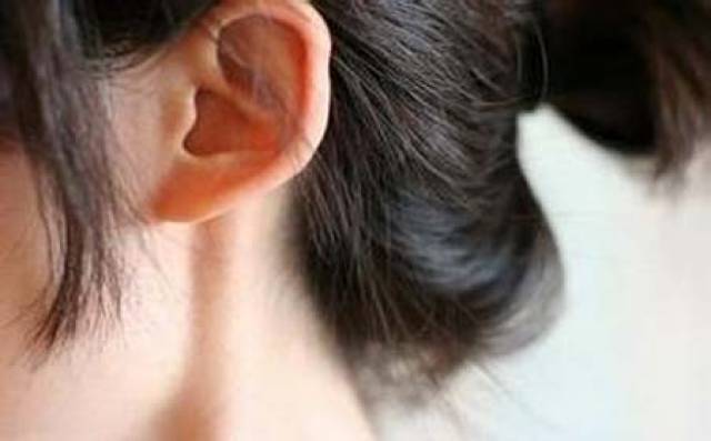 外耳道疖时耳痛剧烈,张口咀嚼时加重,并可放射击至同侧头部;弥漫性外