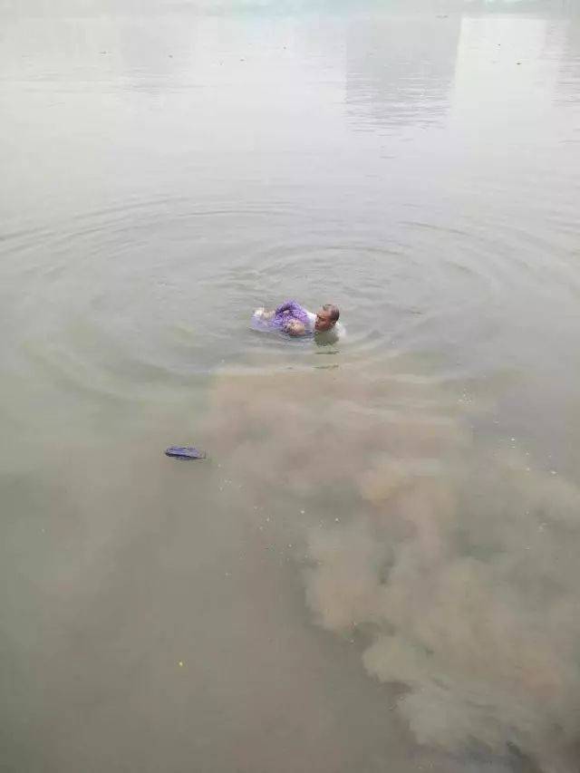 江滨公园一老人溺水,市民跳水奋力抢救!只可惜最后.