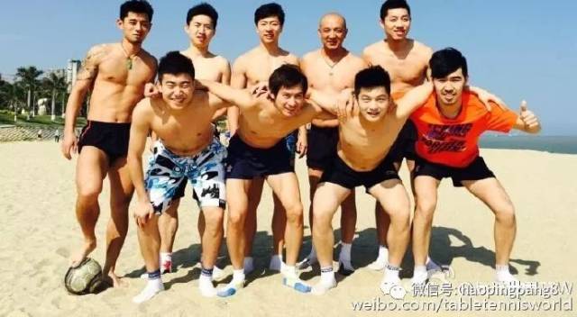 许昕进2球 张继科自封国乒c罗 国乒球员赤膊踢足球助威世界杯