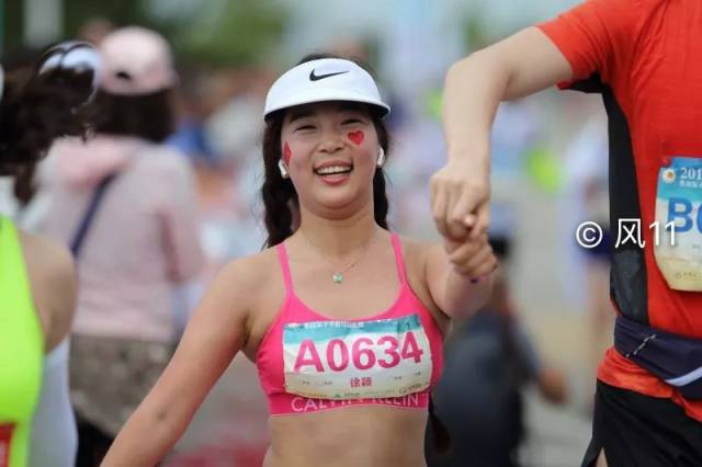 乳山女子半程马拉松之美女篇 上周末,乳山女子半程马拉松完美落幕,不