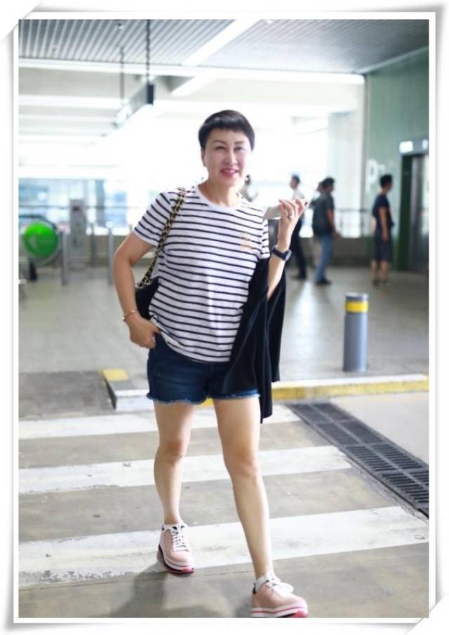 当岁张凯丽和64岁赵雅芝同穿短裤,终于明白保持少女