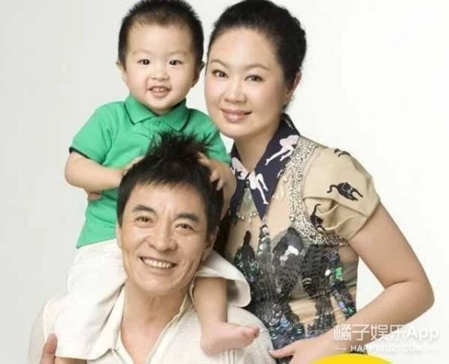 直到2008年刘威带着妻子儿子重新曝光,杨若兮才有了他的消息.