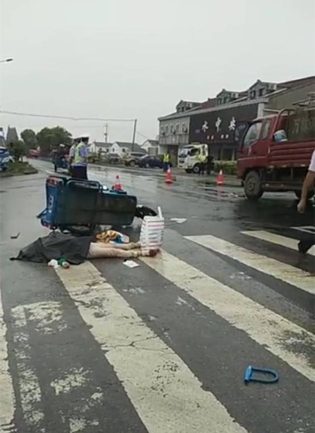 接连两起车祸,小车司机被卡驾驶室,满脸是血. 丹阳又双叒叕要封路了!