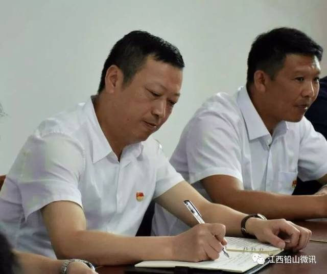 铅山县委书记周金明在新滩乡调研村集体经济和基层组织建设