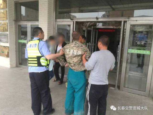 宽城区:巡逻遇一男子受伤,宽城交警紧急护送就医