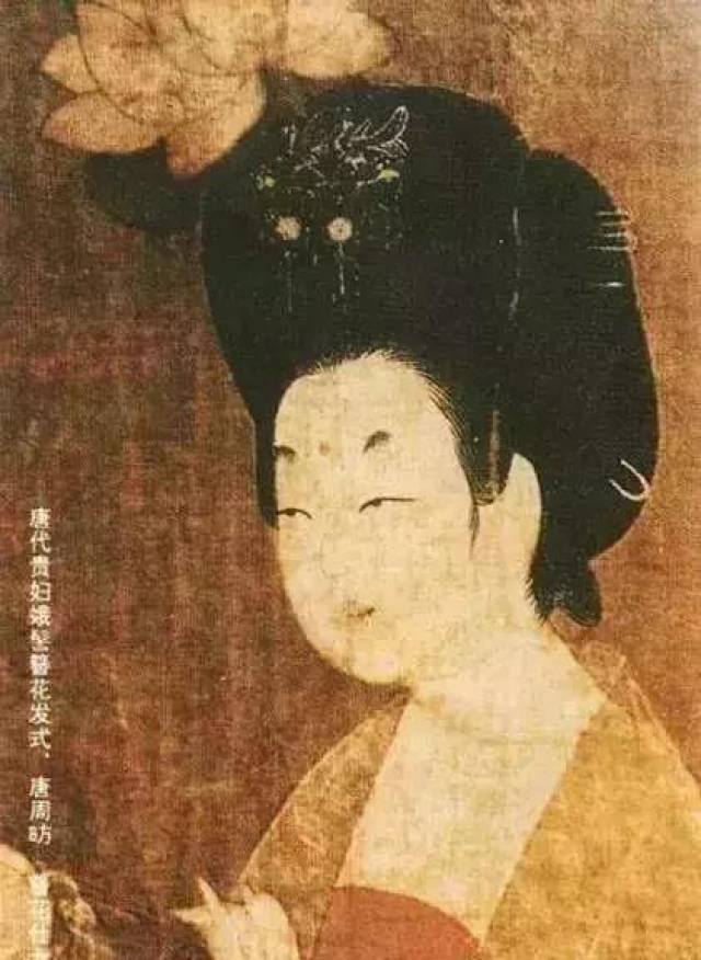 唐代女子双垂髻发式 因为唐朝民风开放,衣着相对暴露,所以如果你是