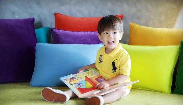 霍思燕家的嗯哼高情商,你家的熊孩子摔化妆品一级棒