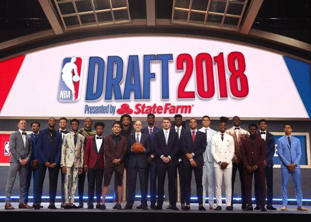 组图:2018nba选秀大会 状元秀艾顿与萧华握手