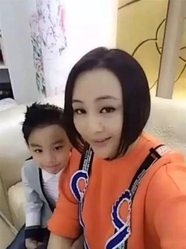 44岁的曹颖整毁了?曾经的湖南卫视一姐,如今身材发福脸部僵硬!