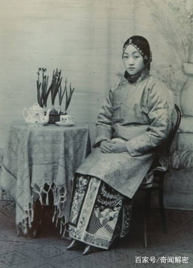 直击晚清小脚妇女的“三寸金莲”，越小越美?老照片见证玄机