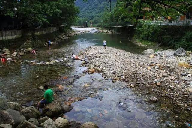 绵阳江油的清沟,有"小九寨沟"的美称,常年气候湿润,气候宜人,四季满目