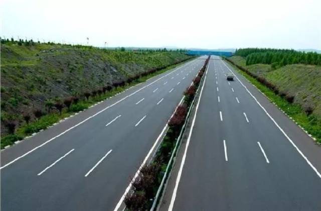 乌当羊昌至平塘高速公路推荐线路起于贵阳市乌当区羊昌,与贵瓮高速复