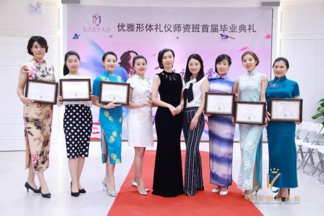 a时装时装课件师资班毕业礼仪展示及旗袍走秀的形体五彩池图片