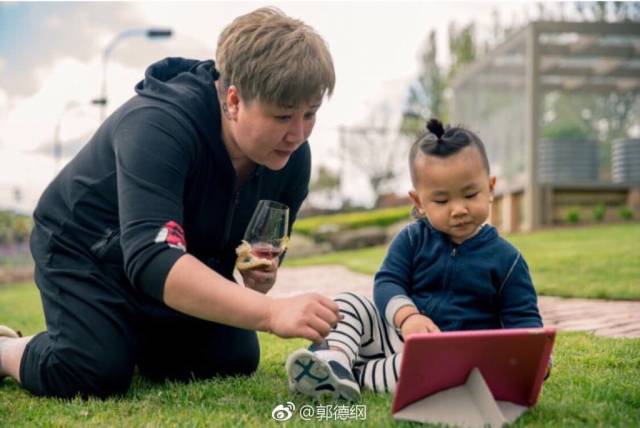 郭德纲老婆年轻时人美歌甜!曾被台湾阔少相中!现在负责管钱!