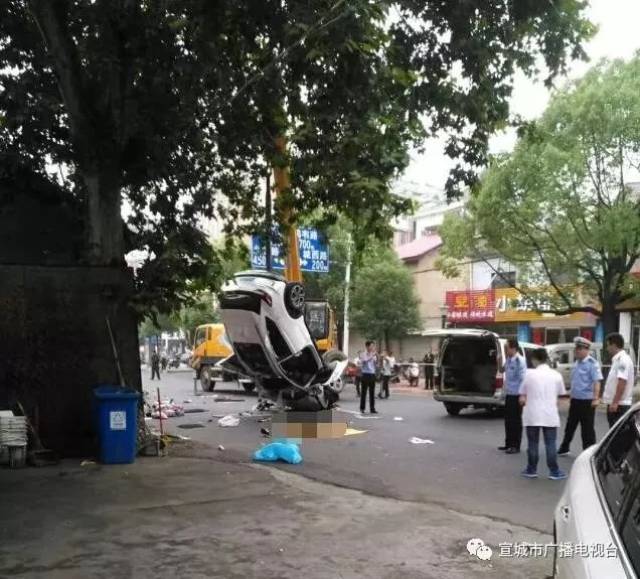 一男子在宁国撞人后逃逸又翻车,致两人死亡!