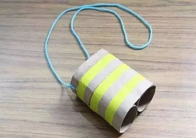 本文导读 家里的各种用完的东西都可以废物利用起来制作更有价值的东西,像是各种瓶瓶罐罐就可以来制作笔筒之类的手工,卫生纸筒是使用率非常高的一种手工制作材料了,我们下面就用卫生纸筒来制作儿童玩具,这样的彩虹望远镜是不是很漂亮呢? 小莉老师带你和孩子一起,唱儿歌、做手工。每天30分钟,既体验了语言的魅力,又增加了与孩子之间的交流,快一起来吧。 作者 丨小莉老师 本文由《幼儿园手工》编辑,转载须注明来源! 我们先听一首儿歌,和宝宝一起来唱。 纸筒迷彩望远镜 想看到很远很远的地方吗?做个望远镜吧 ^ ^