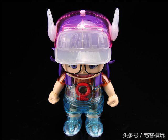 款阿拉蕾的内构设计是一大亮点,让玩家了解了这只小机器人的身体奥秘