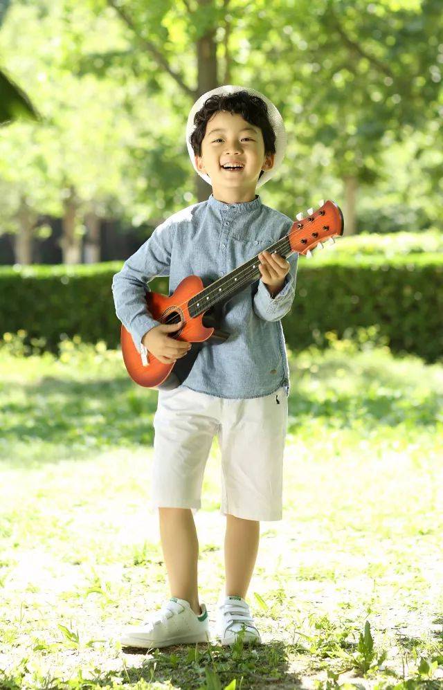 童星李庆誉曝夏日写真 定格夏日清新时光