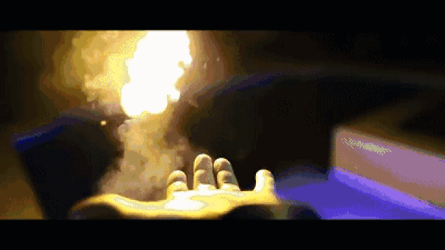 将 pyro 佩戴在手腕下方,出火口朝外,打开开关!