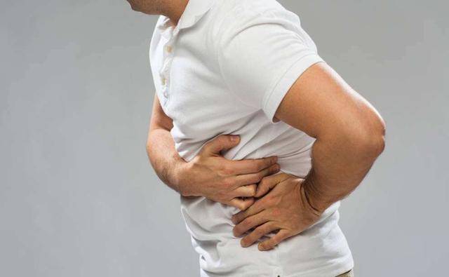 求救信号四:肝区疼痛 肝脏位于右上腹部,如果这个部位经常出现疼痛感