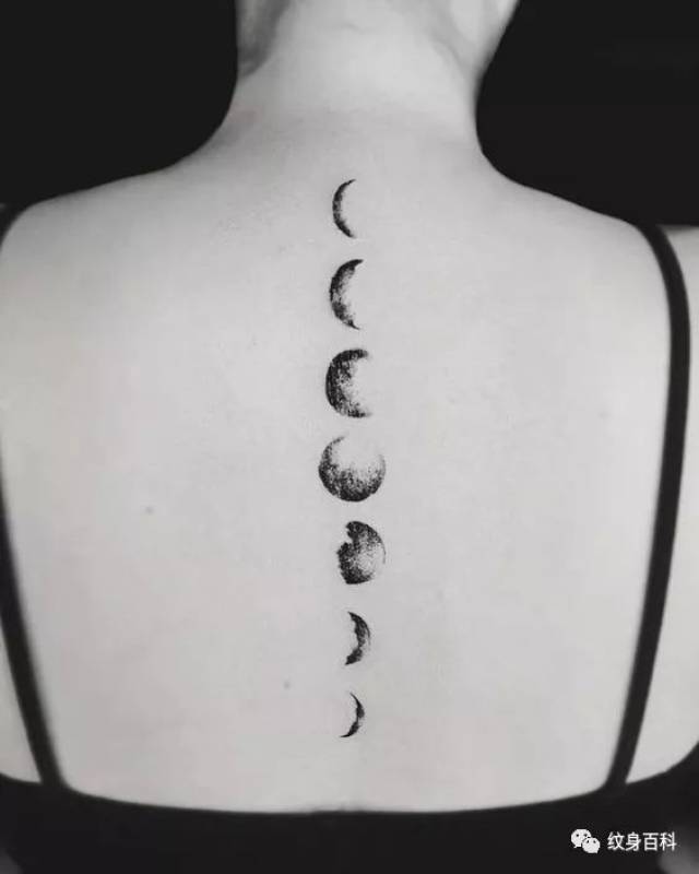 今天就推荐给大家一个"月有阴晴圆缺"版的月亮纹身.