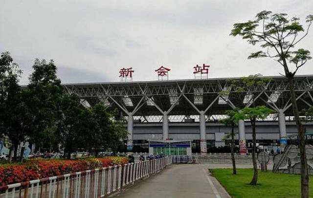 媒体记者们在新会站内,静待车辆到达▼