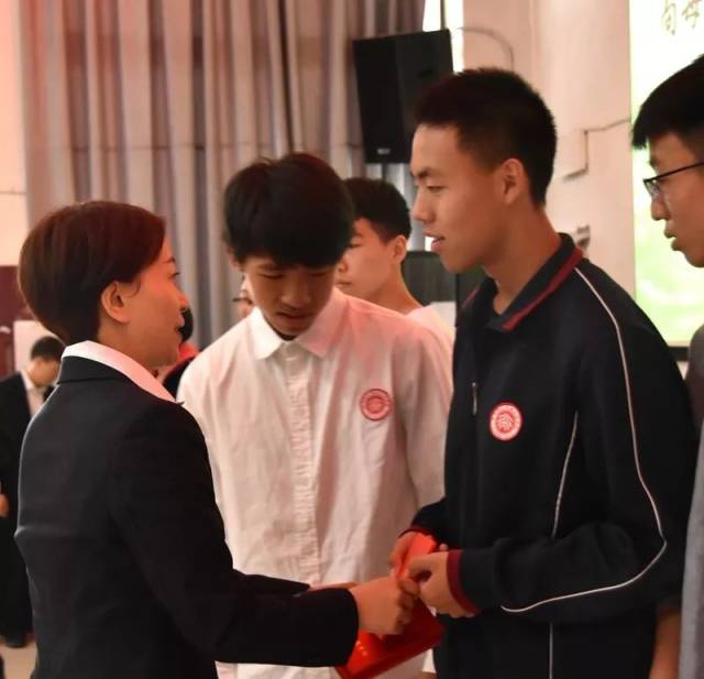 初中部初中尹丽给孩子们颁发毕业证空军校长v初中图片