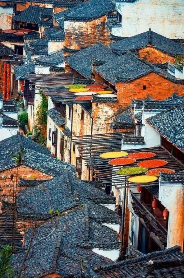 在《中国国家地理》中被评为中国最美六大古镇古村之首.