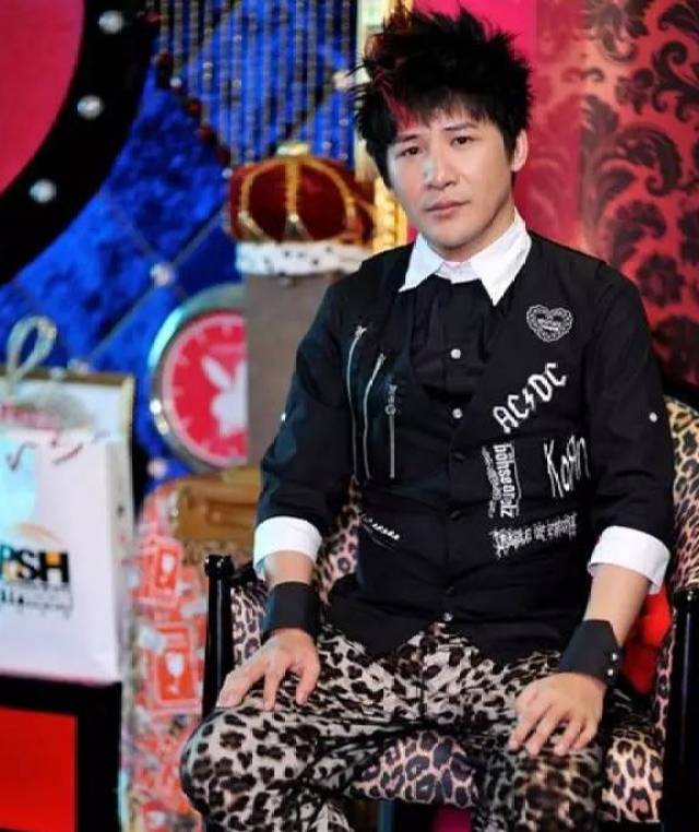 在这里先感谢一下大张伟先生勇于自黑的精神 所以广告费我就不同张