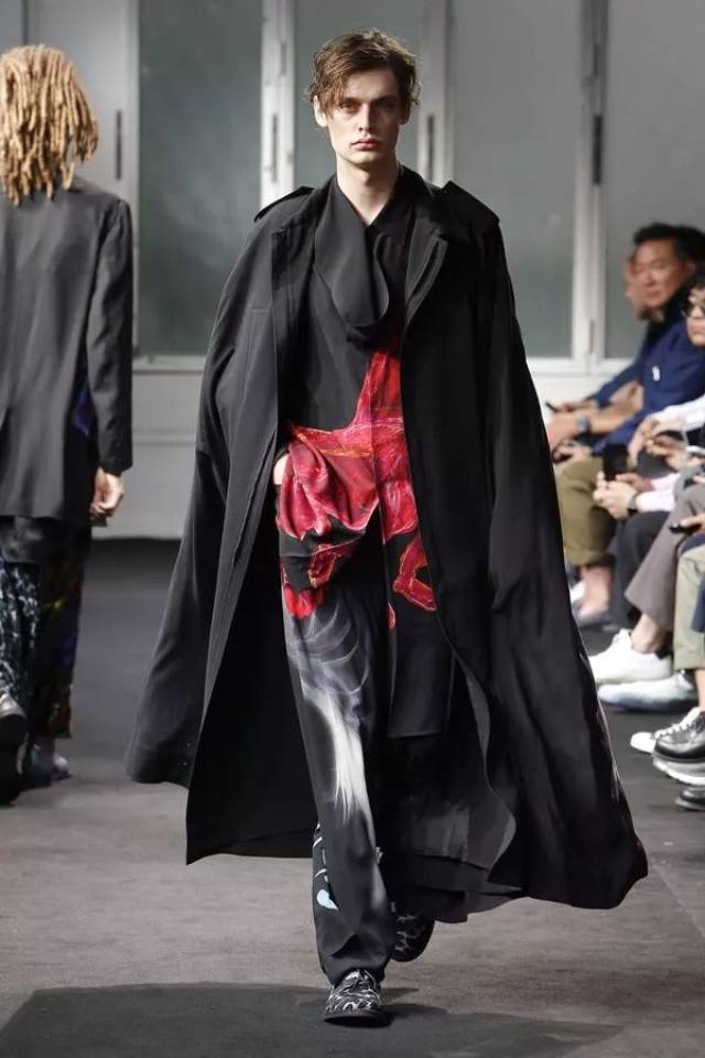 日本设计师品牌 yohji yamamoto(山本耀司)于巴黎男装周发布2019春夏