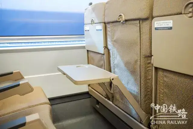 灯光可在冷光与暖光之间平滑调节,为旅客打造更加舒适的车厢氛围,这么