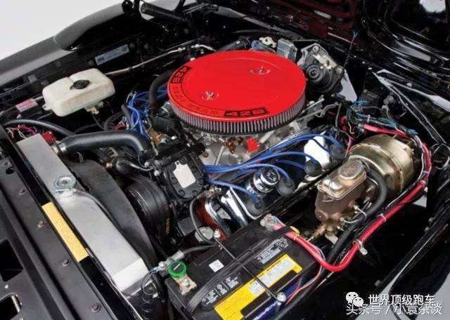 两款不同细节设计的426ci hemi v8引擎