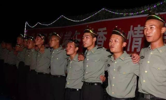 6月份过生日的战友齐唱生日歌.